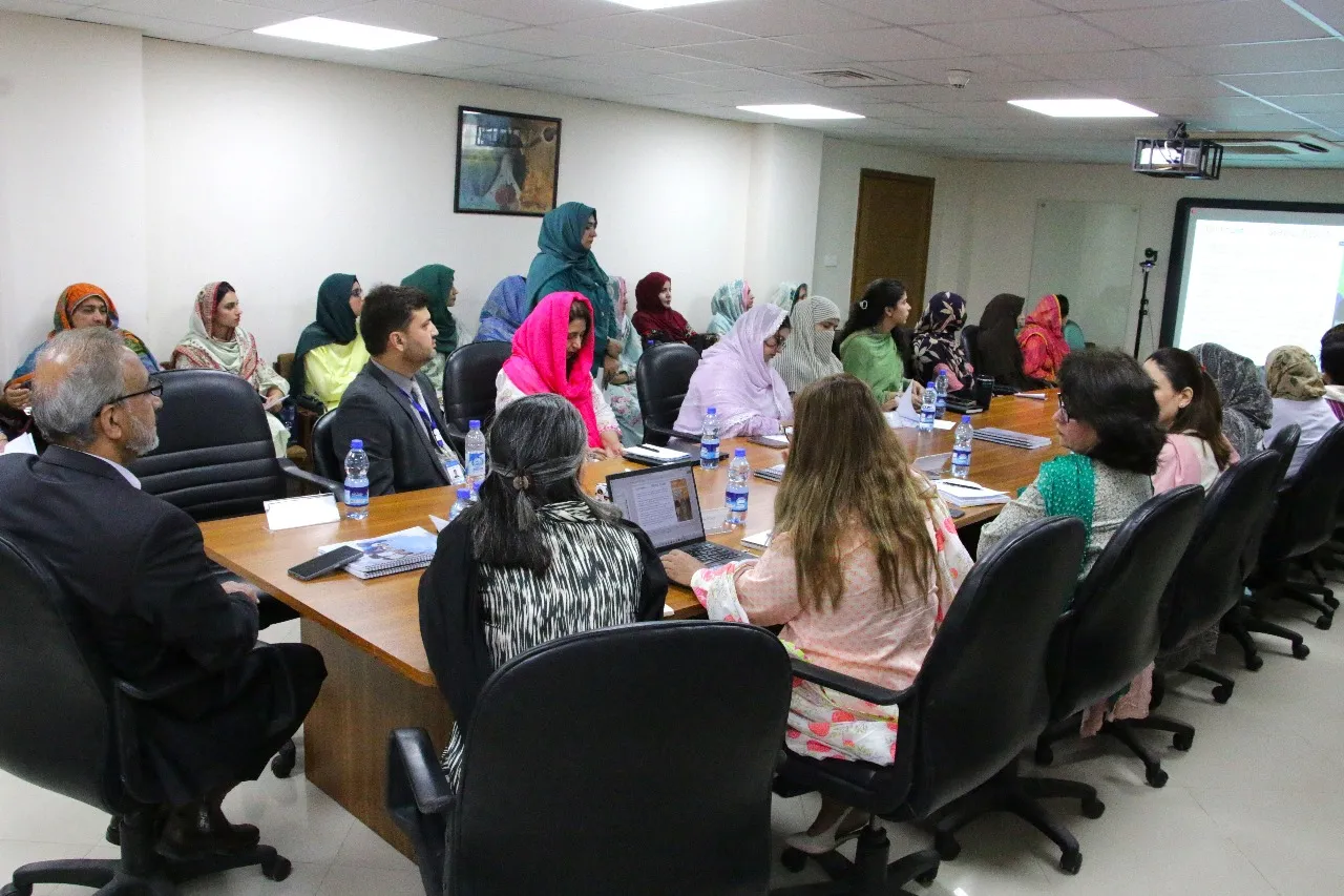 Provincial and federal stakeholders in discussion at the consultation